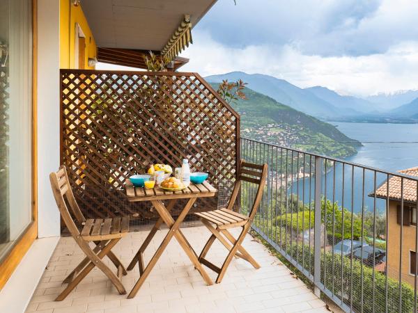 A la foto es mostra l'objecte Sussurro Di Corrente - cozy studio flat with Lake view situat a la ciutat de Fonteno.