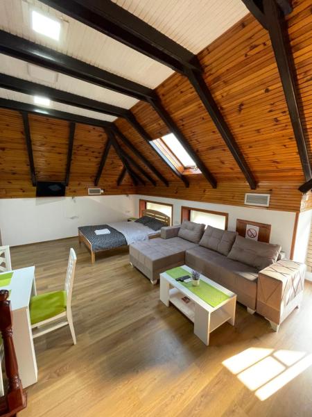 På billedet ses objektet Achillius apartmani Arilje beliggende i byen Pogled.