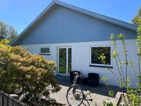 Na foto é possível ver o objeto Velkommen til Vibereden localizado na cidade de Hundested.