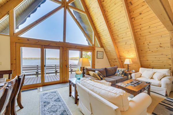 A la foto es mostra l'objecte Upper Peninsula Lakefront A-Frame Cabin with Dock situat a la ciutat de Republic.