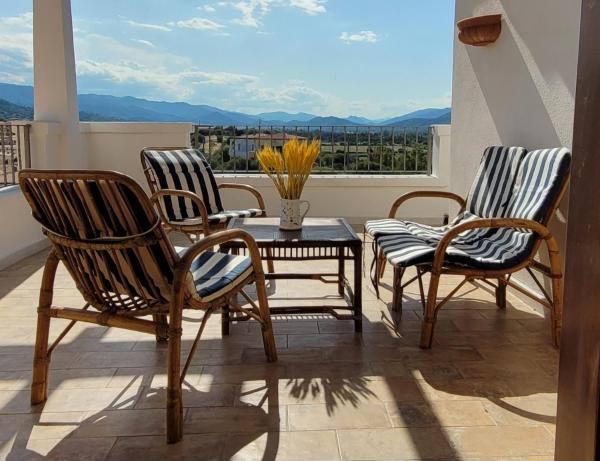 Na zdjęciu widoczny jest obiekt Casa Milu' - appartamento con Terrazza panoramica położony w mieście Posada.
