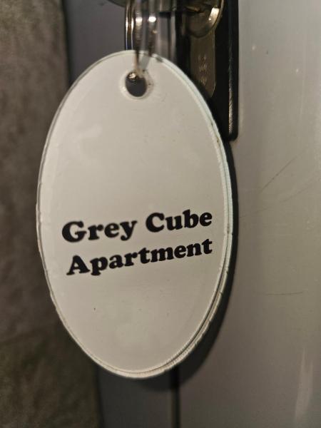 A la foto es mostra l'objecte Grey Cube-Mostar situat a la ciutat de Mostar.