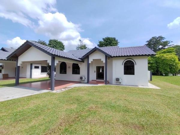 Na zdjęciu widoczny jest obiekt Luxpro Pool & Scenic View Villa 217 położony w mieście Malakka.