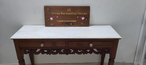 A la foto es mostra l'objecte Shree Bankebihari Niwas situat a la ciutat de Vrindāvan.