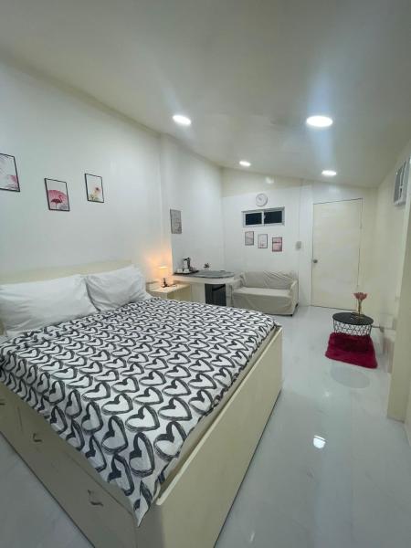 A la foto es mostra l'objecte Pinkys Guest House situat a la ciutat de Biri.
