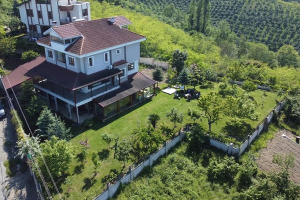 På billedet ses objektet Karslı Villa beliggende i byen Trabzon.