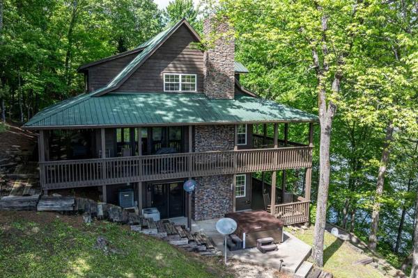 A la foto es mostra l'objecte Lakefront Point Retreat on Nantahala Lake with Dock situat a la ciutat de Topton.