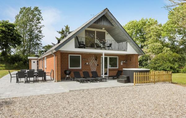 Na fotografii je vidět objekt Lovely Home In Højslev With Wifi nacházející se ve městě Bøstrup.