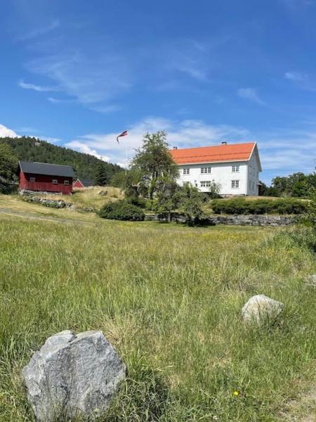 A la foto es mostra l'objecte Lei idyllisk 1700talls gård! situat a la ciutat de Risør.