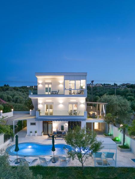 A la foto es mostra l'objecte Stork Apartments situat a la ciutat de Hanioti.