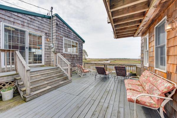 A la foto es mostra l'objecte Peaceful Wells Retreat with Deck and Water Views situat a la ciutat de Wells.