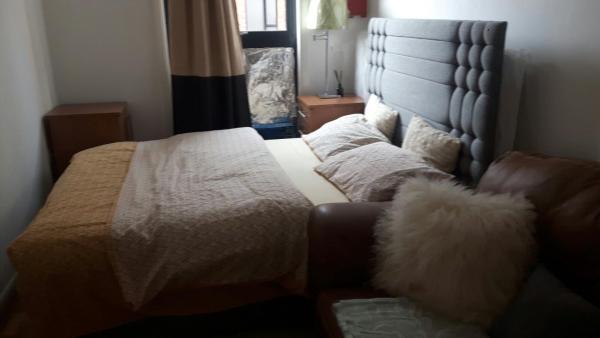 Quiet spacious two bedroom apartment with host in the property, Birmingham