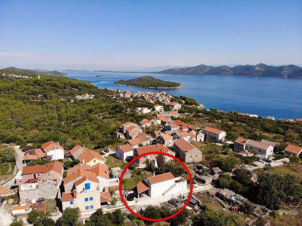 Na fotografii je vidět objekt Apartments with a parking space Iz, Iz - 23158 nacházející se ve městě Mali Iž.