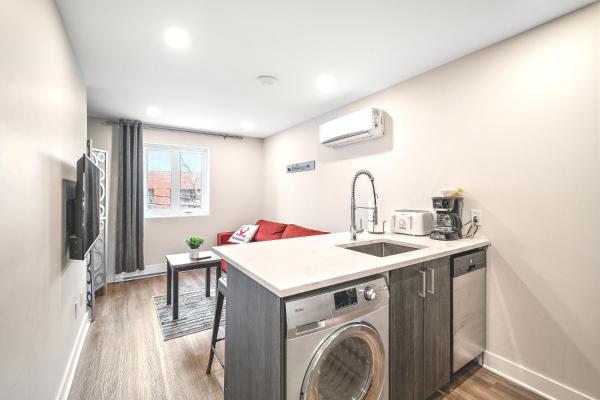 Lovely 2BDR in Heart of Plateau Mont-Royal C, Монреаль