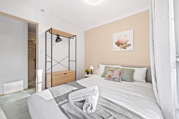 På billedet ses objektet Quaint Queen Room in Pymble - Private Spot - Shared Bathroom beliggende i byen Pymble.