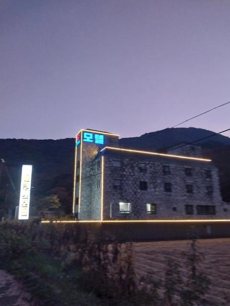 På billedet ses objektet Equus motel beliggende i byen Goseong.