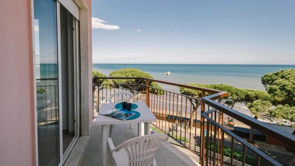 Na zdjęciu widoczny jest obiekt Italianway - Le Terrazze sul Mare położony w mieście Diano Marina.