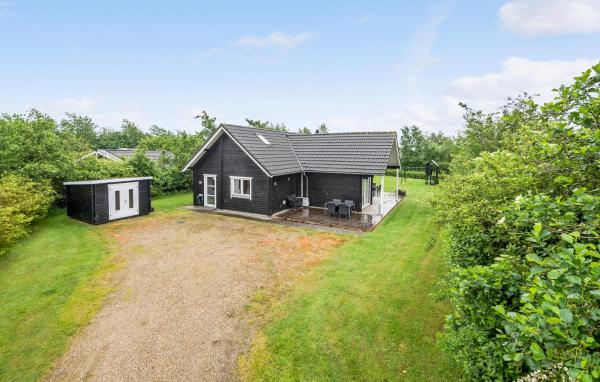 På billedet ses objektet Three-Bedroom Holiday Home In Hemmet beliggende i byen Hemmet.
