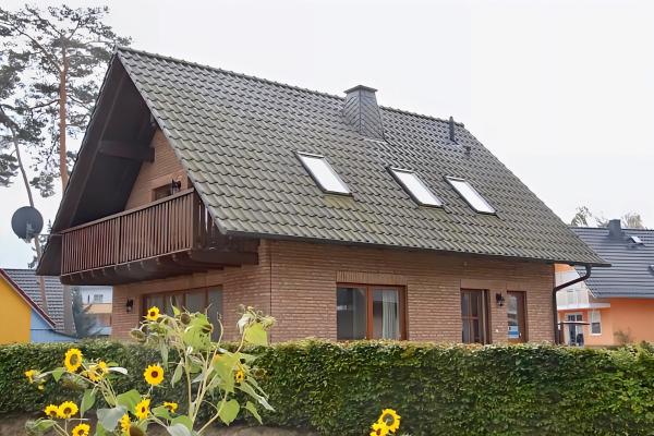 写真にはレーベル市にあるSeeurlaub Müritz - Haus Müritzblick, Haustiere willkommen, nur 200 m zum Seeが写っています。