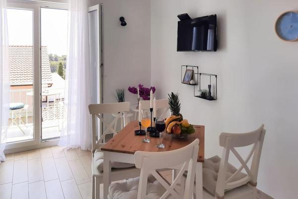 A la foto es mostra l'objecte Walk to the Beach from a Cool and Modern Apartment situat a la ciutat de Hvar.