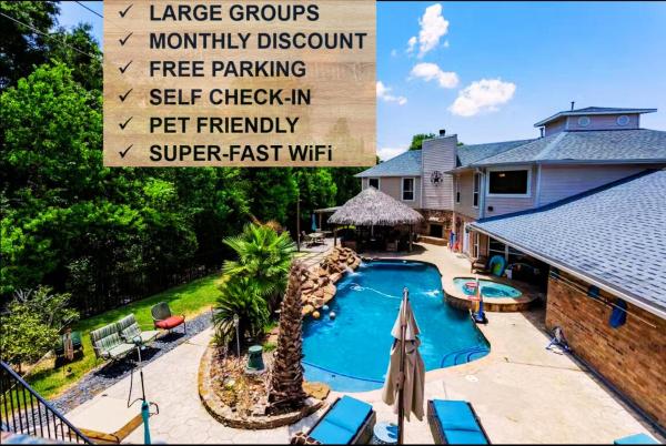 Na zdjęciu widoczny jest obiekt Crosby Backyard Oasis with Weekday Specials! położony w mieście Crosby.