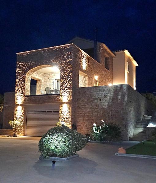 The photo shows the Villa Athina located in the city of Gythio.