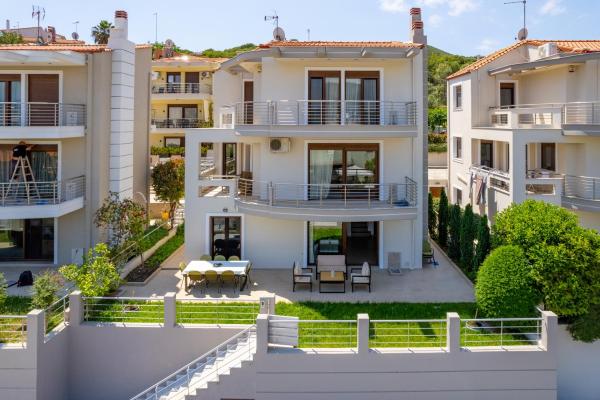 Na zdjęciu widoczny jest obiekt ALKIS LUXURY VILLA IRAKLiTSA położony w mieście Kawala.