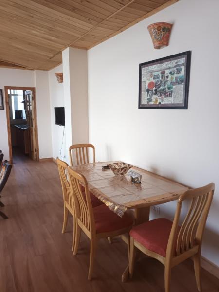 A la foto es mostra l'objecte Hill Billy Homes situat a la ciutat de Nāldera.