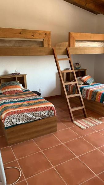 På bildet vises objektet Your Serene Family Oasis Cheerful 4 Bedrooms Cabin With Pool som ligger i byen Santa Cruz.