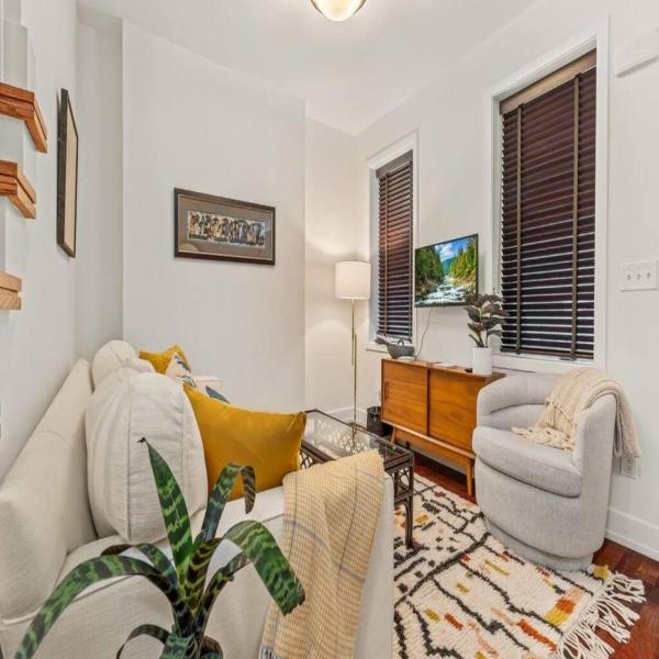 Na fotografii je vidět objekt Bright & Modern Home with Patio nacházející se ve městě Camden.