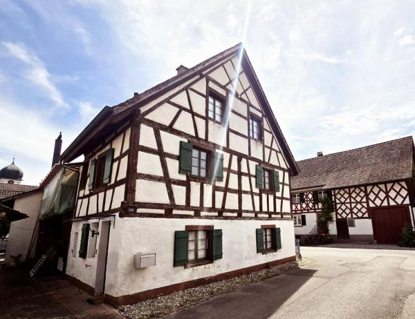 A la foto es mostra l'objecte Chalet Happy Cow - Top Lage nähe Bodensee, Rheinfall, Schaffhausen & Zürich - Ländliche Idylle mit Privat-Parkplatz und viel Komfort - 120m2 - 3 Stockwerke situat a la ciutat de Ramsen.