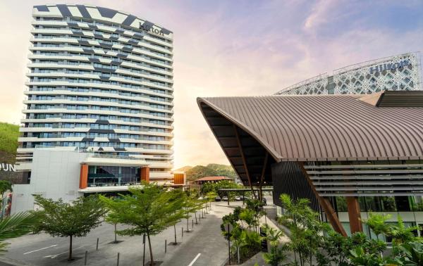 A la foto es mostra l'objecte Hilton Port Moresby Hotel & Residences situat a la ciutat de Loloata Island.