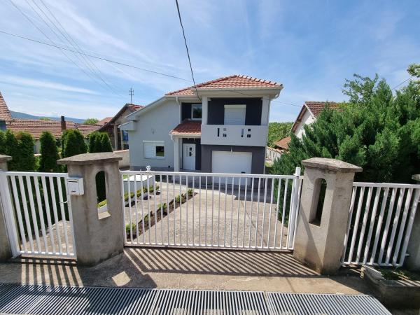 A la foto es mostra l'objecte Vila MINJA situat a la ciutat de Vrmdža.
