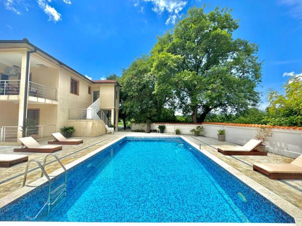 Na fotografii je vidět objekt STARS RESIDENCE nacházející se ve městě Ðurovići.