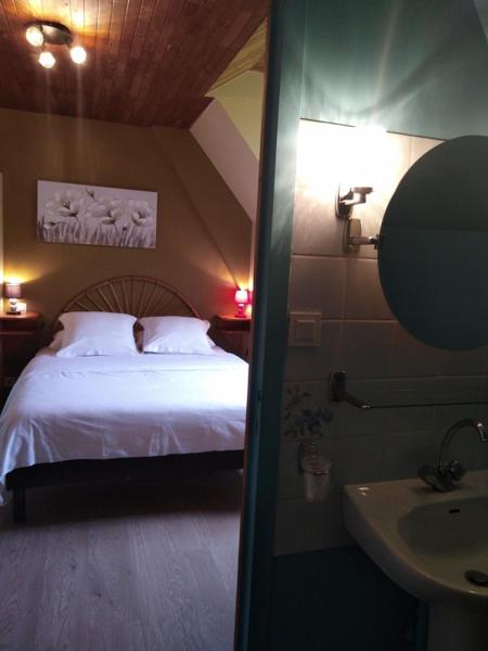 Na zdjęciu widoczny jest obiekt Hôtel du Pont et Restaurant à Groléjac położony w mieście Groléjac.