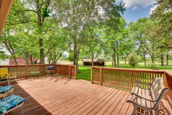 Peaceful Garden City Getaway W/ Grill & Fire Pit - Kingsville, MO