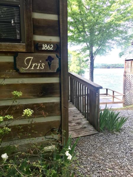 A la foto es mostra l'objecte Iris 1 BR Studio on Smoky Mountain Lake situat a la ciutat de Sevierville.