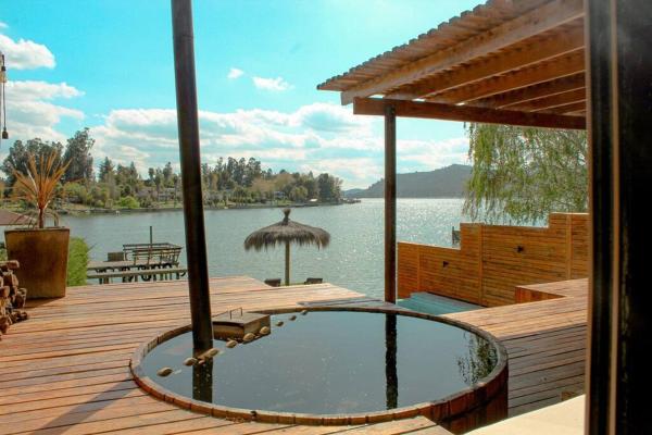 照片显示了位于El Estero市的Lodge frente al lago con tina caliente privada物件。