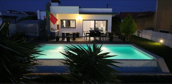 A la foto es mostra l'objecte The Floating Sunset situat a la ciutat de Silveira.