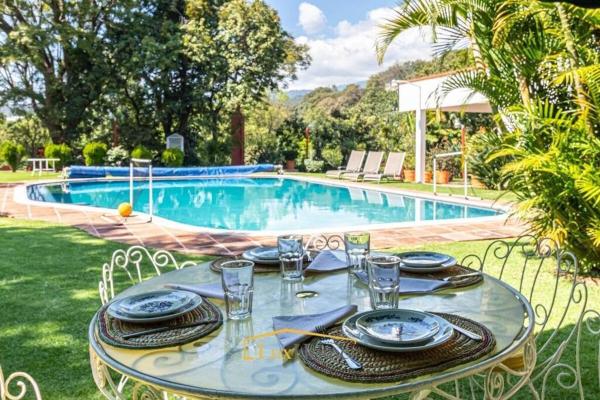 En la foto se muestra el objeto Increible casa con alberca, billar, fut, voleibol, cocinera incluida ubicado en la ciudad de Cuernavaca.