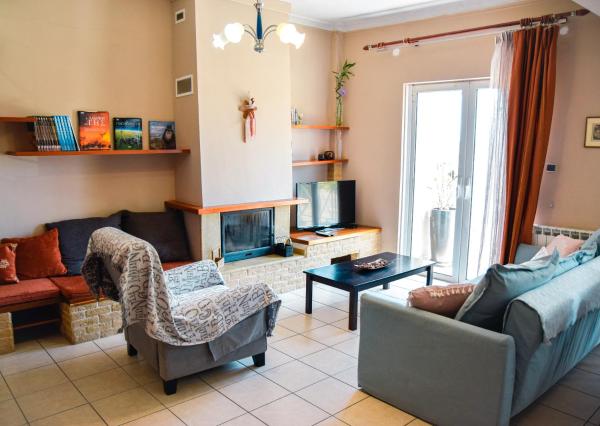 Φωτογραφία 3: Spacious & Bright flat with balcony