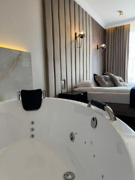 A la foto es mostra l'objecte Family & Business Sauna Apartments No 8 Złota Centrum Downtown PREMIUM SPA - 3 Bedroom with Private Sauna, Jacuzzi, Balcony, Parking -Piękny Apartament situat a la ciutat de Kielce.