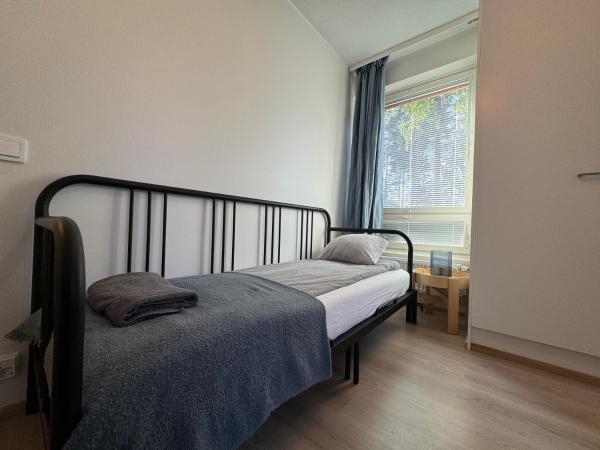 A la foto es mostra l'objecte Sleep and fly room - Homestay situat a la ciutat de Vantaa.