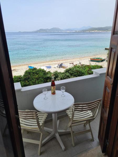 Na zdjęciu widoczny jest obiekt Beach House Antonis położony w mieście Avlákia.
