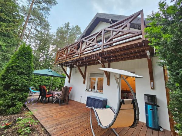 Op de foto is het object Ferienhaus JULKA am See mit Kamin & WLAN - Domek Letniskowy JULKA te zien, gelegen in de stad Nowa Kaletka.