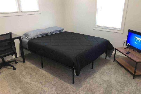 På billedet ses objektet Private 2-bed house with free parking and 15-min walk to direct NYC Manhattan train beliggende i byen Avenel.