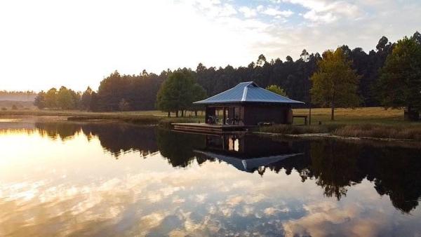 Na zdjęciu widoczny jest obiekt eKuthuleni - Wooden Cabin over the lake położony w mieście Howick.