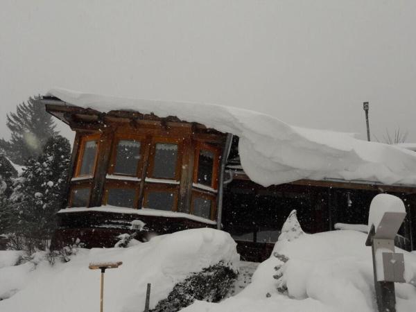 The photo shows the Milena - Hut No 12 Comfortable Vacation Home located in the city of Pölsen.