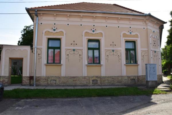 Op de foto is het object Borostyán Vendégház te zien, gelegen in de stad Nagykőrös.