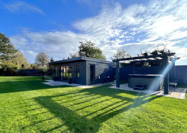 A la foto es mostra l'objecte Ascot Lodge situat a la ciutat de Heather.